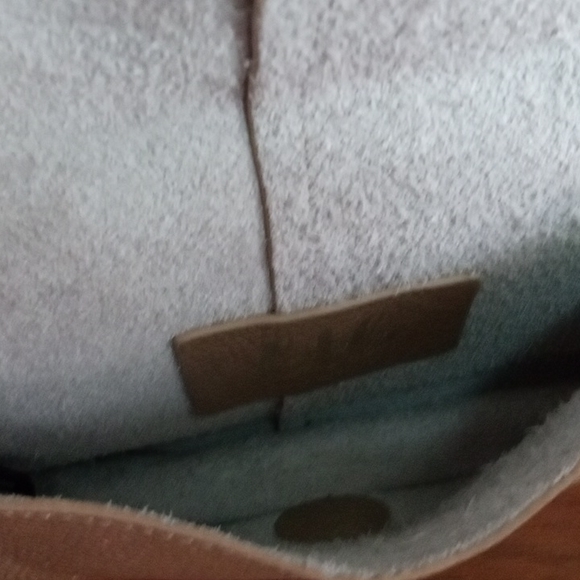 BTB Los Angeles gold Genuine Leather crossbody bag W/adjustable strap ma… - Picture 6 of 6